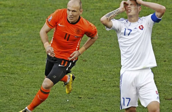 Arjen Robben (levo) je pred štirimi leti v osmini finala SP v Južni Afriki dosegel zadetek, Nizozemska pa je z 2:1 izločila Slovaško. Kako bo jutri proti Mehiki?