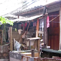 Prebivališče, zgrajeno  iz odpadnih materialov 
