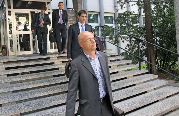 Višji sodniki v Kopru so potrdili oprostilno sodbo za Silvana Saksido  in Andreja Bartoliča (na fotografiji s svojima zagovornikoma po razglasitvi sodbe na okrožnem sodišču v Novi Gorici)