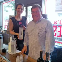 Znana newyorška prodajalna vin Le Du's Wines je v soboto gostila predstavitev slovenski vin in vodke, ki jo je obiskovalcem točil kuharski mojster Peter X. Kelly, idejni oče Slovenia vodke