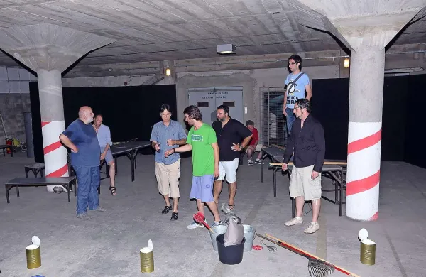 Gledališčniki iz Kruševca med sobotnim ogledom prizorišča, kjer so sinoči s predstavo Dundo Maroje sklenili letošnji Primorski poletni festival