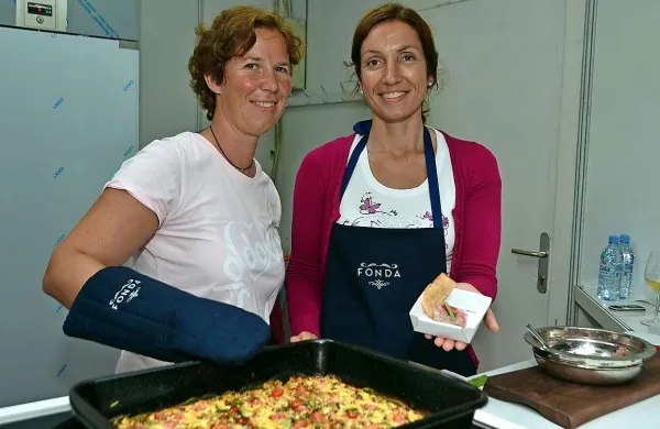 Irena Fonda in Špela Marinko (z desne) sta ponudili klapavice none Nelle in tartar piranskega brancina