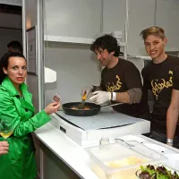 Tomažu Kavčiču z Zemona sta na SladoLentu pomagala Nicolo in Lorenzo, gojenca gostinske šole iz Trevisa