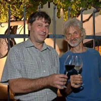 Vinarja David Štok iz Dutovelj (levo) in Marko Reja iz Neblega pred najstarejšo trto na svetu