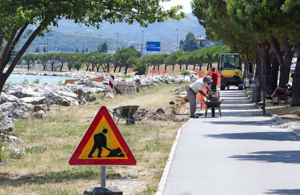 Urejajo pe&scaron;pot do  Žusterne