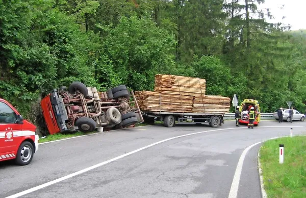 Tovornjak pristal v jarku