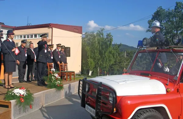 “Gasilci smo hierarhična organizacije, zato mora vsako gasilsko parado odobriti poveljujoči,” je  ob predstavitvi  moštva in gasilske tehnike pojasnil številnemu občinstvu Janez Kastelic