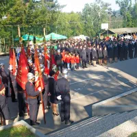Na šolskem igrišču so se postrojili gasilci, domači in gostje in nepogrešljivi praporščaki