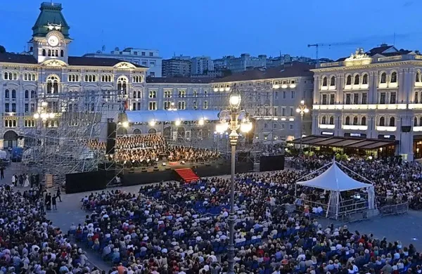 Izvedbi kantate Carmina Burana je po poročanju Primorskega dnevnika prisostvovalo med osem in devet tisoč obiskovalcev