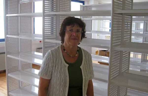 Ravnateljica Oriana Košuta Krmac ob novih policah, na katere bodo v teh dneh prinesli knjige 