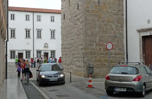 Včeraj je bilo na Titovem trgu  pestro, med pešci so vozili tudi avtomobili