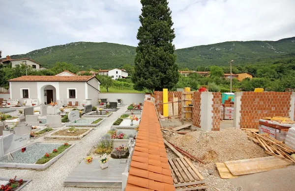 V Ozeljanu prenavljajo pokopali&scaron;če