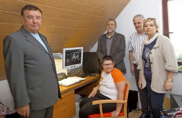 Igor Gornik (drugi z desne) je s pomočjo svojih prijateljev, znancev in poslovnih partnerjev  Heleni Žnidaršič (v sredini) omogočil, da bo s pomočjo elektronskega povečevala laže brala tudi doma