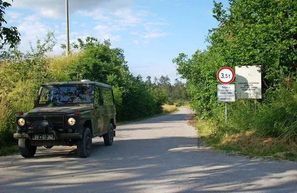 Prometni znaki, ki jih je postavila postojnska občina, vozil Slovenske vojske ne ustavijo. Mimo njih se mirno peljejo tudi več ton težki oklepniki, saj so si v vojski zagotovili, da na tem območju promet ureja vojaška policija in ne občinski redarji.   