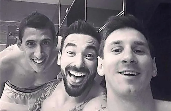“Nihče ne pravi, da je bila tekma lahka,” je zapisal Messi ob fotografiji in dodal: “Še en velik korak je za nami. #VamosArgentina.”