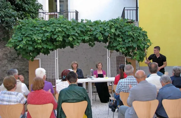 Notranje dvorišče krajevne knjižnice v Vipavi je kot nalašč za različne kulturne dogodke 