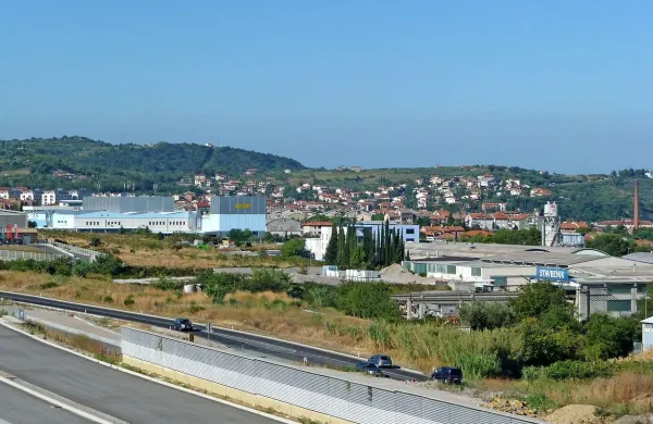 Novo krožišče  je predvideno med  hitro cesto in nekdanjo  Stavbenikovo betonarno ... 