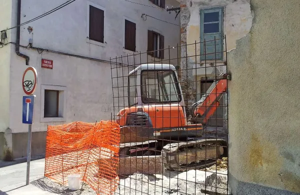 Gradbeni posegi na vogalu Petronijeve ulice in Izolskih vrat so razburili nekatere Koprčane, ki so prepričani, da investitorji uničujejo dediščino mesta  