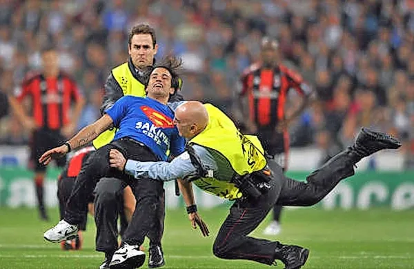 Sedemindvajsetletni Italijan Mario Ferri je stari znanec nogometnih incidentov