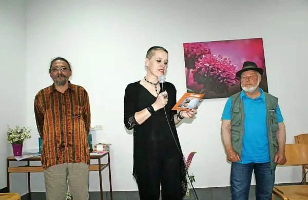 Patricija Dodič (v sredini) je mentorica edinega krožka v Sloveniji, ki spodbuja pripovedovanje zgodb