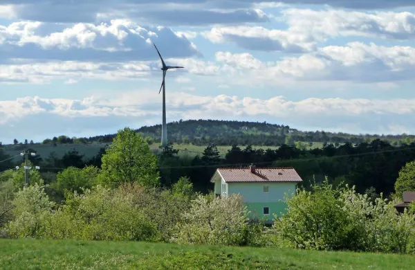 Če bodo meritve (slišnega) hrupa pokazala, da je vetrnica pri Dolenji vasi prehrupna, lahko celo izgubi obratovalno dovoljenje
