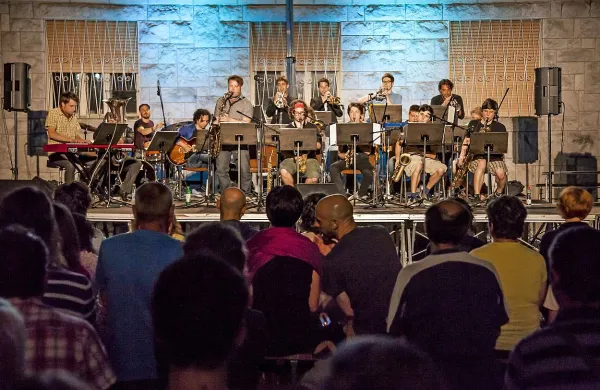 Na odprtju 18. Mednarodnega srečanja saksofonistov so je  s svojim prvim nastopom predstavil Big Band Gverillaz  