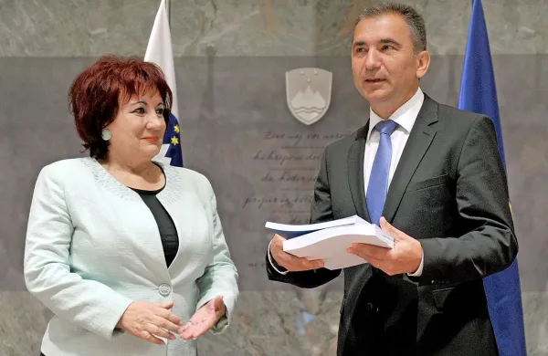 Vlasta Nussdorfer je poročilo varuha človekovih pravic včeraj izročila predsedniku DZ Janku Vebru. Čas pred volitvami je primeren, da bi  ugotovitve urada, ki ga vodi, prebrali tudi kandidati za poslance, meni varuhinja.
