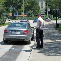 Redarji Okolja, ki nadzirajo, ali so vozniki plačali parkirnino, nosijo bele ali svetlo modre uniforme