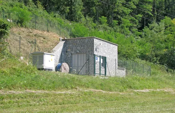 Zagotavljanje dovolj izdatnega vodnega vira za Deskle (na sliki vodarna Ledinca) spremlja precej težav