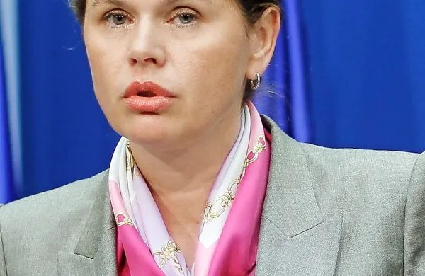 Alenka Bratušek bo vladi na današnji seji predlagala, da se do imenovanja nove vlade ustavi vse postopke privatizacije