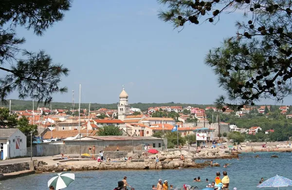 Na Krku je danes umrla 60-letna slovenska državljanka, ki je med vožnjo z gumenjakom doživela srčni infarkt