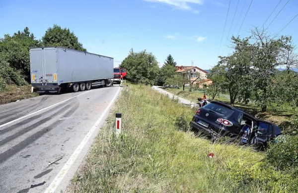 Italijan trčil v tovornjak, &scaron;est po&scaron;kodovanih