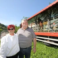 Vida in Zvone Sedmak pred svojim čebelnjakom v Posočju