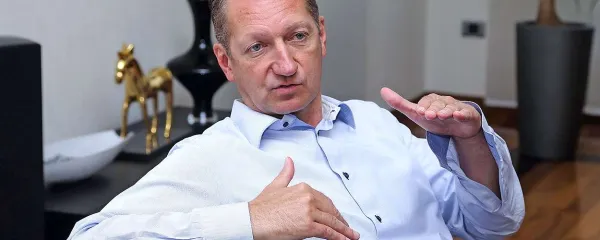 Boris Popovič: “Gnusi se mi sistem, ki ga imamo, in gnusi se mi pravna država. Ki je v bistvu sploh nimamo, ker je Slovenija premajhna, da bi lahko imeli pravno državo. Kaj šele, da bi imeli pravično pravno državo.”