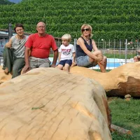 Kiparka Ana Žerjal ter naročniki s Turistične kmetije in vinarstvo Saksida iz Zalošč Joško Saksida, Lukas, Ingrid Saksida in Marko Bolčina