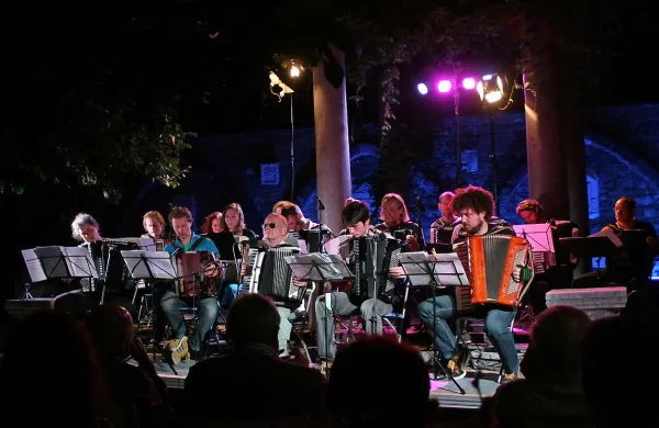 Die Wiener Ziehharmoniker (Dunajski filharmonikarji) bodo jutri nastopili v Ljubljani, na festivalu Ana Desetnica, zvečer pa še na Ptuju