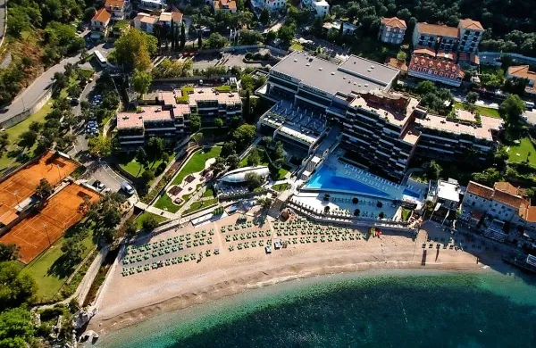 Neuradno naj bi za Resort Maestral v Črni gori s hotelom, igralnico in zasebno plažo vladalo kar nekaj zanimanja