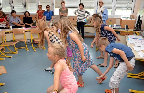 Učijo se tudi ob petju in pripovedkah