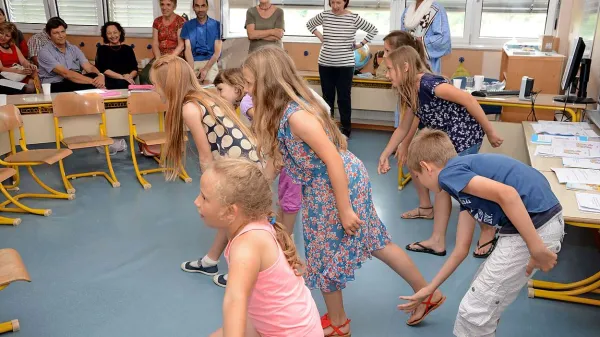 Učijo se tudi ob petju in pripovedkah