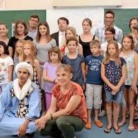 Učijo se tudi ob petju in pripovedkah