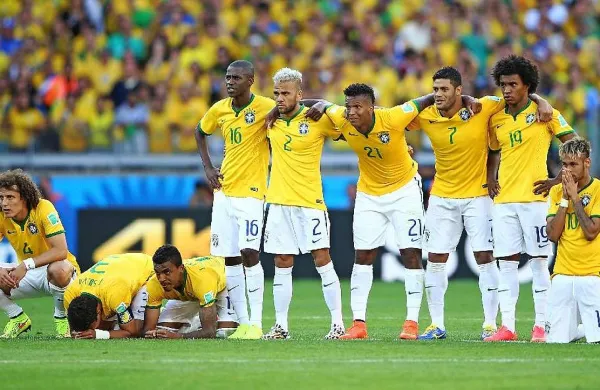 Kolumbijski nogometni reprezentant Juan Zuniga, ki je na 
petkovi četrtfinalni tekmi svetovnega prvenstva v Braziliji z 
grobim prekrškom poškodoval prvega brazilskega zvezdnika 
Neymarja (skrajno desno), si je ob gnevu brazilskih navijačev 
nakopal še preiskavo disciplinske komisije Mednarodne 
nogometne zveze Fife