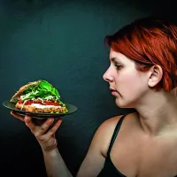  “Veliko ljudi  prizna, da doma sicer ne jedo veganske  hrane, pri meni pa to počnejo rade volje, predvsem zato, ker je dobra,” pravi Špela Varmuž