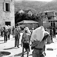 Pripadniki  4. prekomorske brigade leta 1944 oskrbujejo otok Vis s hrano 