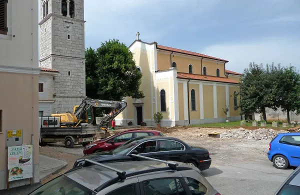 Trg pred cerkvijo bo po prenovi zaprt za avtomobile