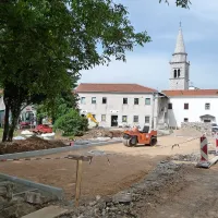 Na dvorišču med Mohorčičem in Vinakrasom bodo uredili doslej neurejeno parkiranje, zato bodo nekoliko zmanjšali zelenico