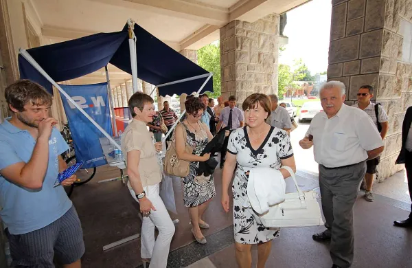 Kandidati NSi v 2. volilni enoti so včeraj pričakali svojo predsednico Ljudmilo Novak v Novi Gorici