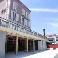V lokalu, ki so ga odprli leta 1964, so prenovili vso strojno in elektroinštalacijsko opremo, nova sta kanalizacijski sistem in sanitarije, zunanja terasa pa bo imela talno ogrevanje.