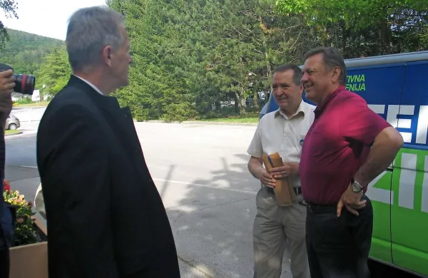 Zorana Jankovića (desno) sta pred vhodom v podjetje pričakala Jožef Šlenc (v sredini), kandidat PS v Ilirski Bistrici, in Zlatko Jenko