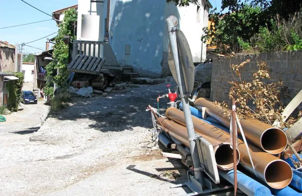 Občina bo za   dokončanje omrežja v Budanjah (na fotografiji) in Velikih Žabljah plačala  še dober milijon evrov