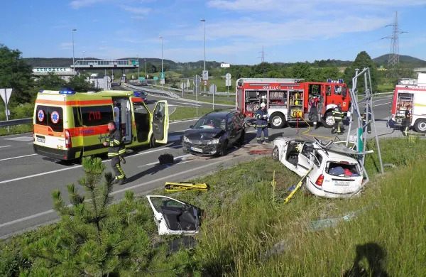 V nesreči na izvozu z avtoceste v Senožečah se je povzročitelj hudo poškodoval